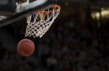 篮球比赛直播画面 - NBA赛场球员扣篮瞬间，灯光聚焦